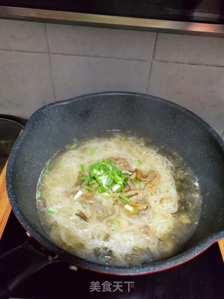 酸菜肉丝汤米粉的做法步骤：7