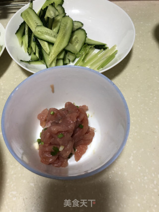 平菇黄瓜炒肉片的做法步骤：3