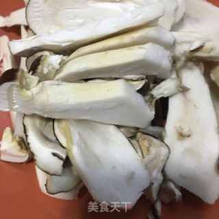 “快手汤”新鲜姬松茸海参肉片汤的做法步骤：2