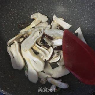 “快手汤”新鲜姬松茸海参肉片汤的做法步骤：9