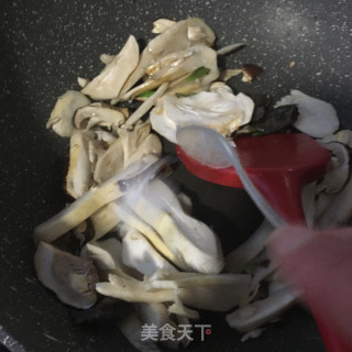 “快手汤”新鲜姬松茸海参肉片汤的做法步骤：10