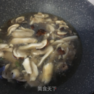 “快手汤”新鲜姬松茸海参肉片汤的做法步骤：12