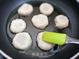 油煎豆包饼的做法步骤：3