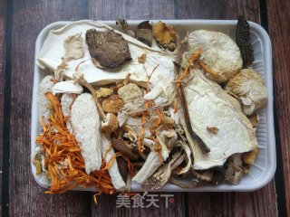 枸杞菌菇乌鸡汤的做法步骤：1