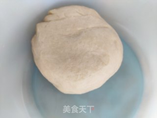 老婆饼的做法步骤：1