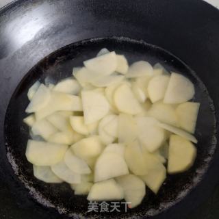 老干妈炒土豆片的做法步骤：4