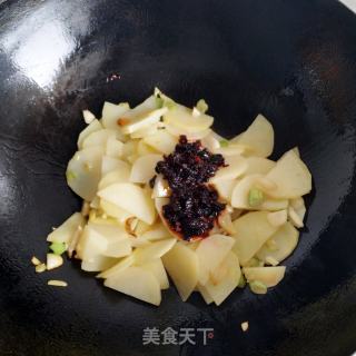 老干妈炒土豆片的做法步骤：7