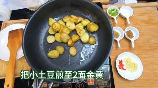 香香辣辣孜然小土豆，材料方便制作简单，外层酥脆，内里沙软。的做法步骤：2