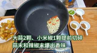 香香辣辣孜然小土豆，材料方便制作简单，外层酥脆，内里沙软。的做法步骤：3