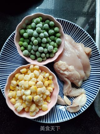 鸡肉丁炒豌豆玉米粒的做法步骤：1