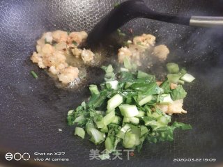 虾仁青菜炒饭的做法步骤：2