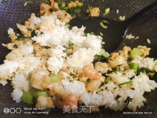 虾仁青菜炒饭的做法步骤：3