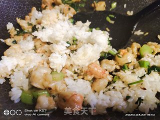 虾仁青菜炒饭的做法步骤：4