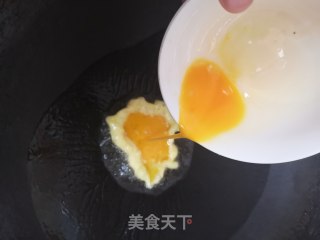 简易早餐–炒鸡蛋的做法步骤：2