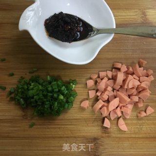 老干妈火腿炒饭的做法步骤：1