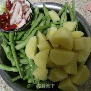 五花肉炖土豆芸豆的做法步骤：1