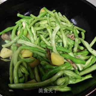 五花肉炖土豆芸豆的做法步骤：5