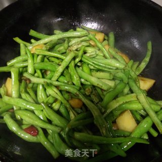 五花肉炖土豆芸豆的做法步骤：6