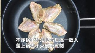 孜然脆皮煎鸡翅，无油无水做法，表皮焦香，一口香辣，感觉和烧烤摊上的烤鸡翅一个味道！的做法步骤：4