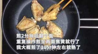 孜然脆皮煎鸡翅，无油无水做法，表皮焦香，一口香辣，感觉和烧烤摊上的烤鸡翅一个味道！的做法步骤：5