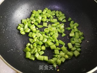 鸭蛋甜豆角炒饭的做法步骤：5