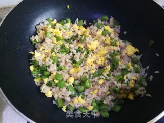 鸭蛋甜豆角炒饭的做法步骤：7