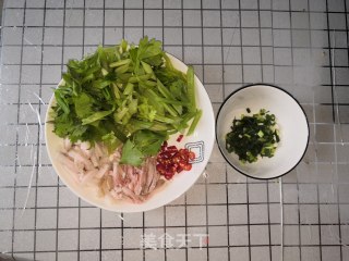 清淡可口的猪肉炒芹菜的做法步骤：1