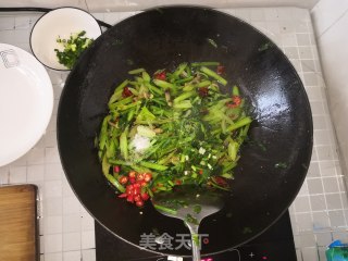 清淡可口的猪肉炒芹菜的做法步骤：5