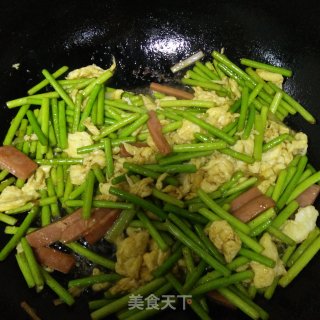 鸡蛋火腿炒蒜苔的做法步骤：6