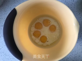 黑芝麻核桃蛋糕卷的做法步骤：1