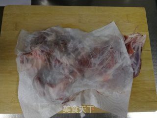 烤箱烤滋滋冒油的羊肉串的做法步骤：1