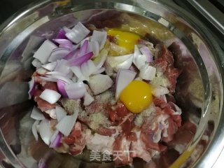 烤箱烤滋滋冒油的羊肉串的做法步骤：2