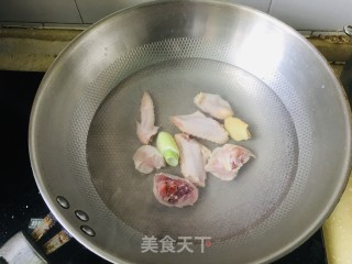 虫草花白果土鸡汤的做法步骤：1