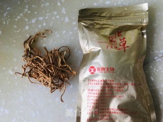 虫草花白果土鸡汤的做法步骤：2