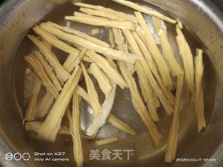 腐竹焖麻鸭的做法步骤：2