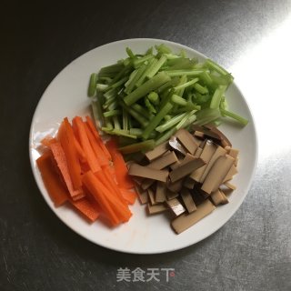 豆干木耳炒芹菜的做法步骤：2