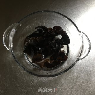 豆干木耳炒芹菜的做法步骤：3