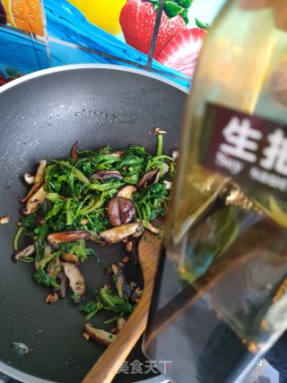 香菇炒菠菜的做法步骤：12