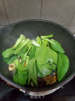 油渣炒香菇油菜的做法步骤：5