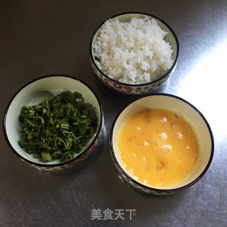 香椿蛋炒饭的做法步骤：1