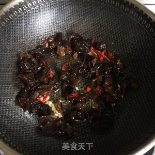 木耳炒莴笋的做法步骤：3