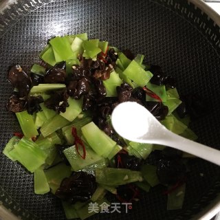 木耳炒莴笋的做法步骤：5