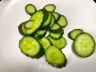 黄瓜火腿炒鸡蛋的做法步骤：1