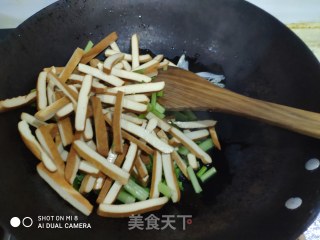 芹菜炒豆干的做法步骤：3