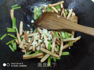 芹菜炒豆干的做法步骤：6