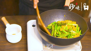 香辣芦笋炒蛋！芦笋轻松削皮和鸡蛋蓬松柔软的秘诀，蔬菜之王好吃到飞起的做法步骤：6