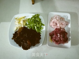 青椒木耳炒肉的做法步骤：1