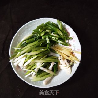 蒜香青椒回锅肉的做法步骤：3