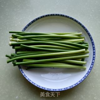 蒜苔炒鸡蛋的做法步骤：1