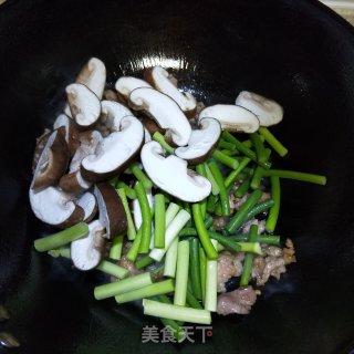 蒜苔蘑菇炒肉片的做法步骤：6